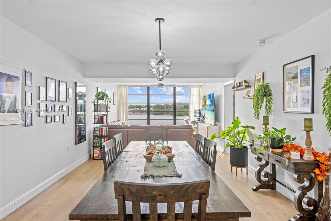 For Sale: $325,000 (2 beds, 2 baths, 1385 Square Feet)