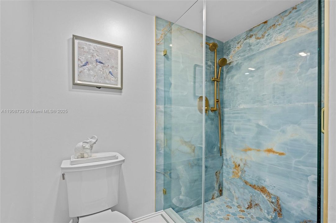 For Sale: $325,000 (2 beds, 2 baths, 1385 Square Feet)