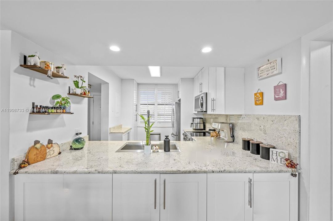 For Sale: $325,000 (2 beds, 2 baths, 1385 Square Feet)