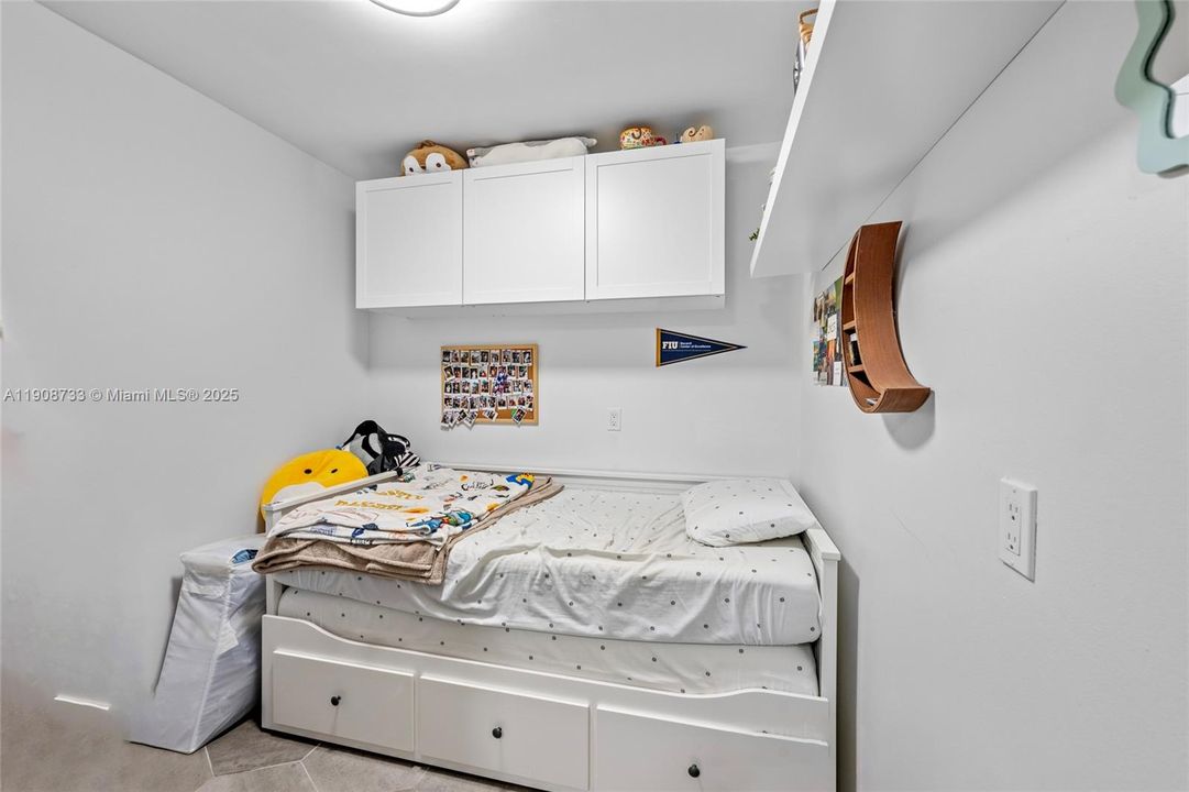 For Sale: $325,000 (2 beds, 2 baths, 1385 Square Feet)