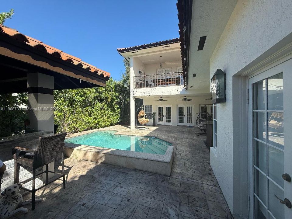 For Sale: $1,200,000 (5 beds, 3 baths, 4042 Square Feet)