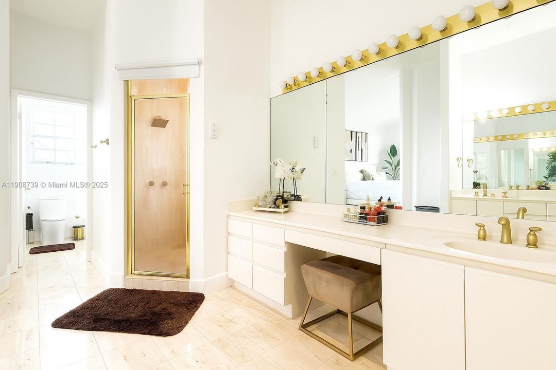 For Sale: $1,200,000 (5 beds, 3 baths, 4042 Square Feet)