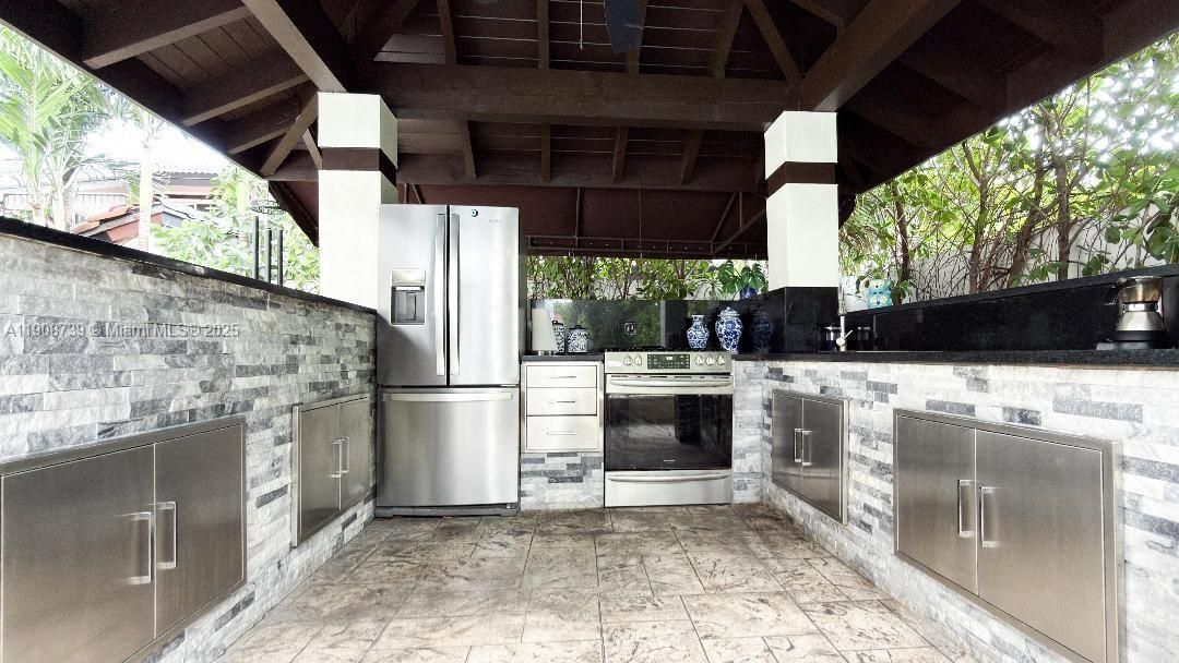 For Sale: $1,200,000 (5 beds, 3 baths, 4042 Square Feet)