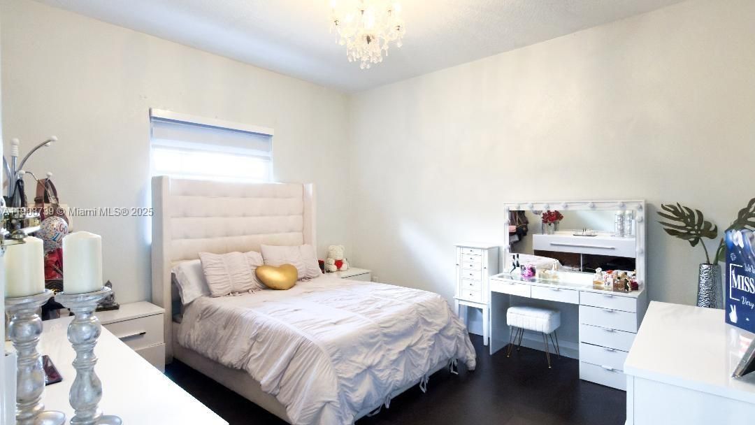 For Sale: $1,200,000 (5 beds, 3 baths, 4042 Square Feet)