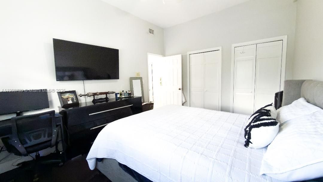 For Sale: $1,200,000 (5 beds, 3 baths, 4042 Square Feet)