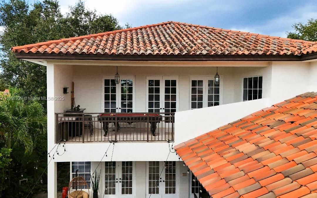 For Sale: $1,200,000 (5 beds, 3 baths, 4042 Square Feet)