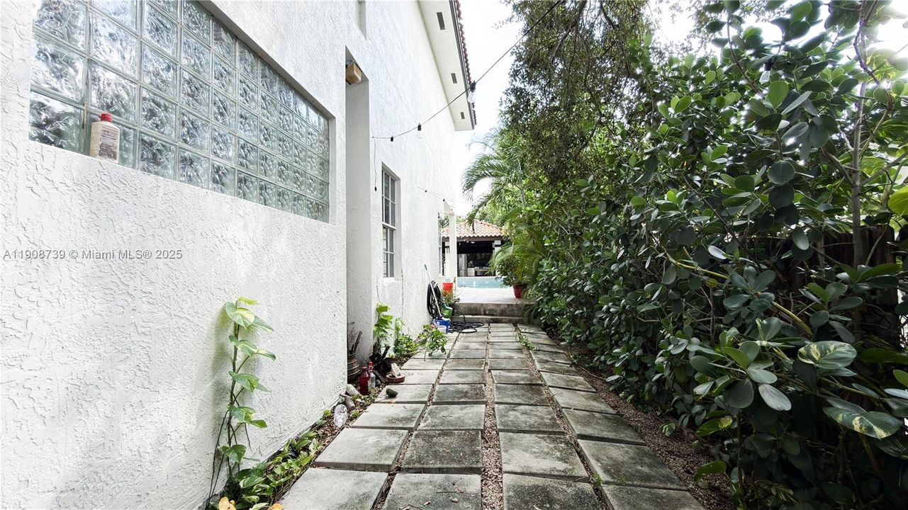 For Sale: $1,200,000 (5 beds, 3 baths, 4042 Square Feet)