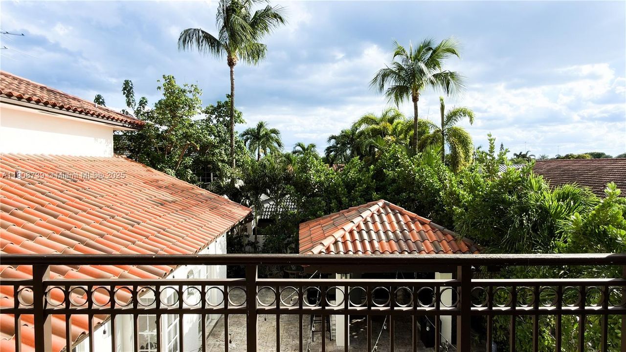 For Sale: $1,200,000 (5 beds, 3 baths, 4042 Square Feet)