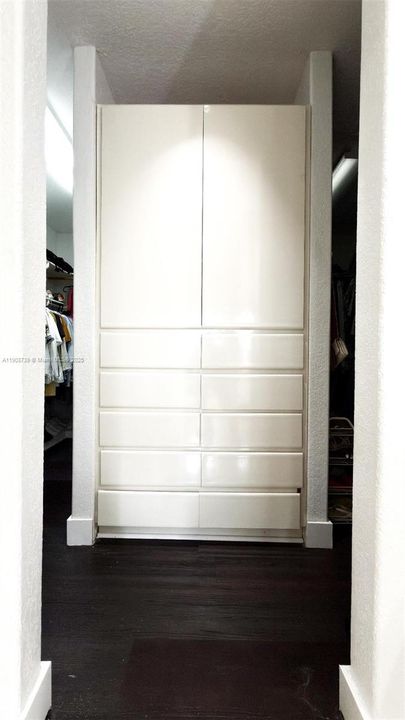 For Sale: $1,200,000 (5 beds, 3 baths, 4042 Square Feet)