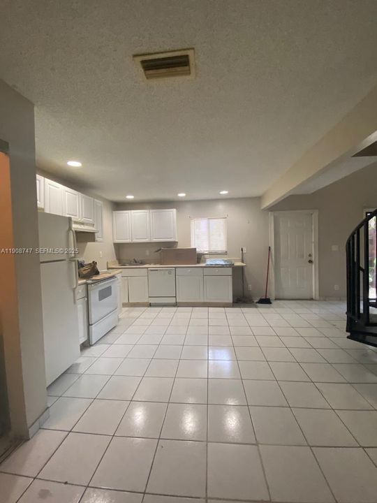 For Rent: $1,825 (2 beds, 1 baths, 1008 Square Feet)