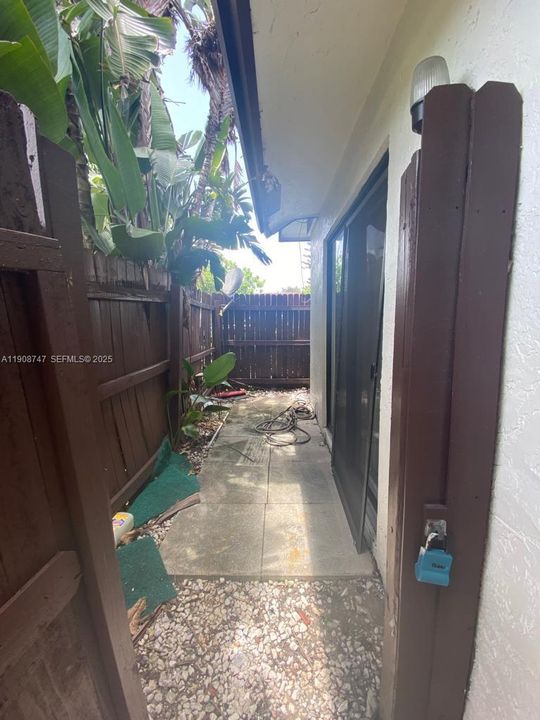 For Rent: $1,825 (2 beds, 1 baths, 1008 Square Feet)