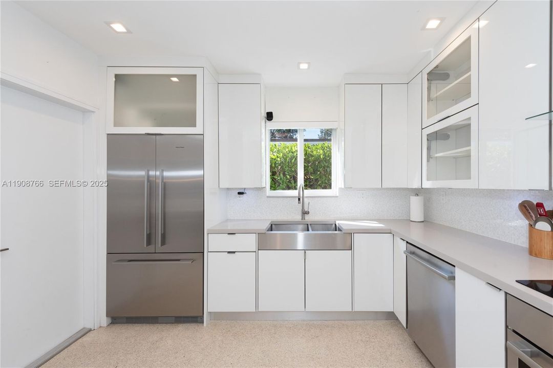 For Rent: $10,800 (3 beds, 2 baths, 2245 Square Feet)