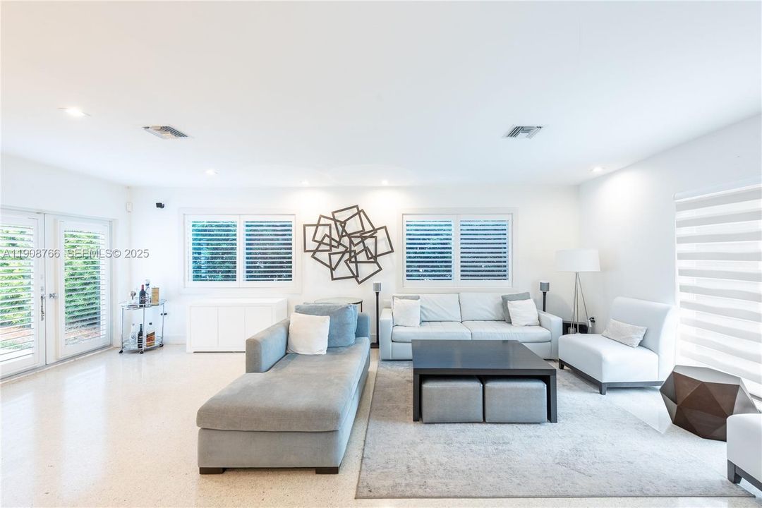 For Rent: $10,800 (3 beds, 2 baths, 2245 Square Feet)