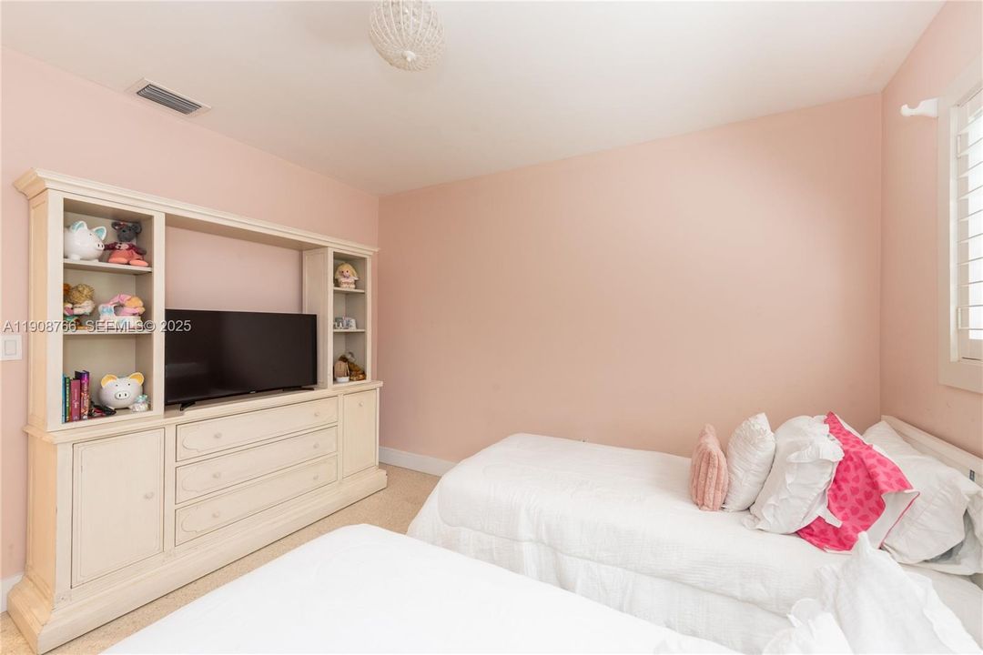 For Rent: $10,800 (3 beds, 2 baths, 2245 Square Feet)