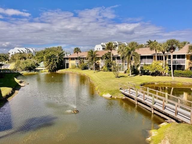 For Sale: $210,000 (1 beds, 1 baths, 689 Square Feet)