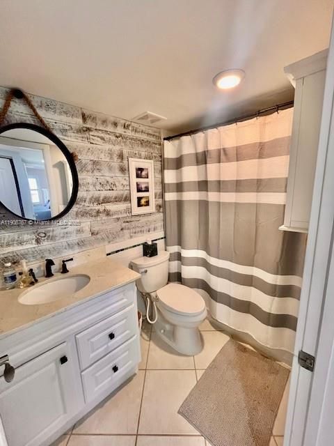 For Sale: $210,000 (1 beds, 1 baths, 689 Square Feet)