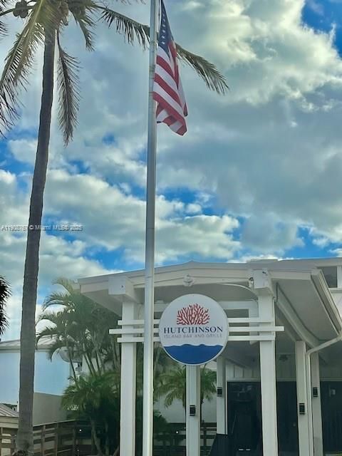 For Sale: $210,000 (1 beds, 1 baths, 689 Square Feet)