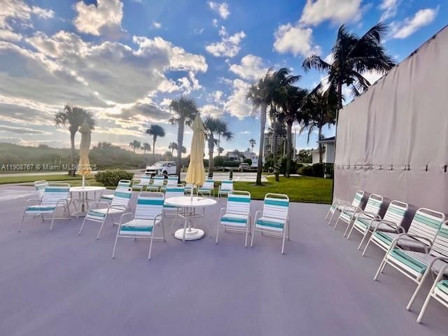 For Sale: $210,000 (1 beds, 1 baths, 689 Square Feet)