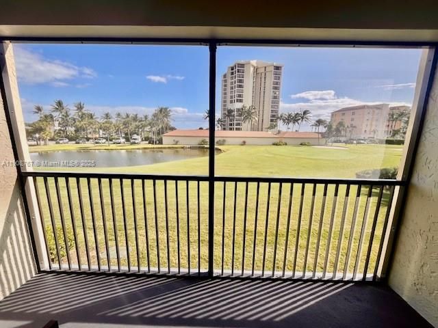 For Sale: $210,000 (1 beds, 1 baths, 689 Square Feet)