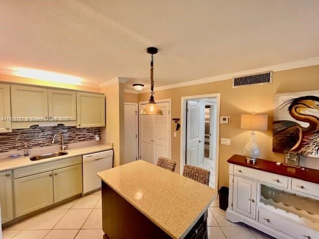 For Sale: $210,000 (1 beds, 1 baths, 689 Square Feet)