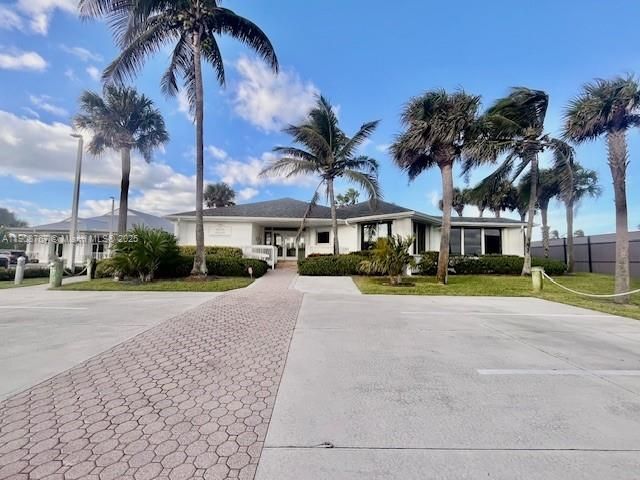 For Sale: $210,000 (1 beds, 1 baths, 689 Square Feet)