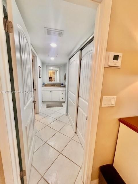 For Sale: $210,000 (1 beds, 1 baths, 689 Square Feet)