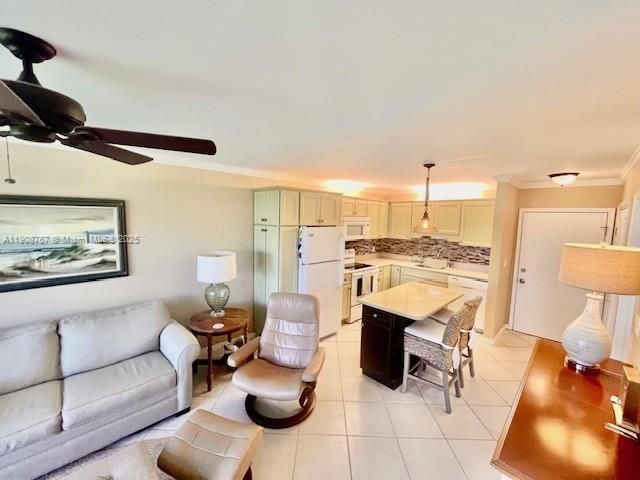 For Sale: $210,000 (1 beds, 1 baths, 689 Square Feet)