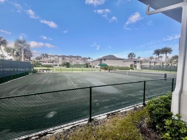 For Sale: $210,000 (1 beds, 1 baths, 689 Square Feet)