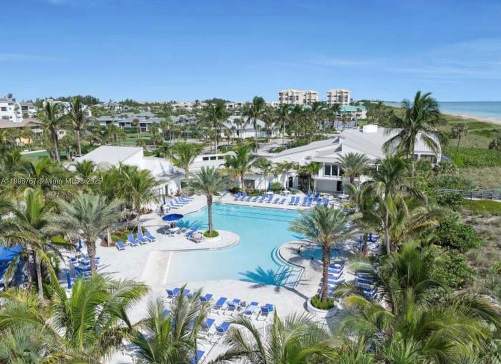 For Sale: $210,000 (1 beds, 1 baths, 689 Square Feet)