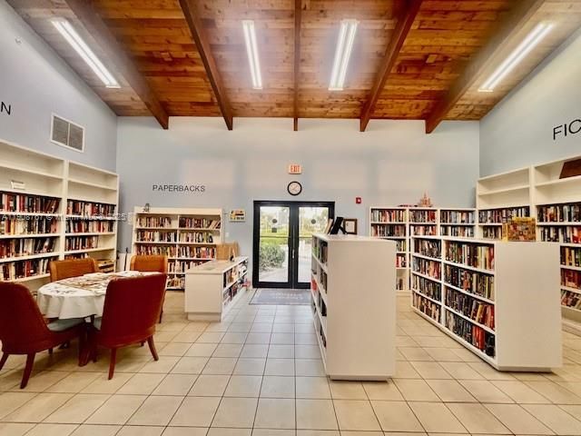 For Sale: $210,000 (1 beds, 1 baths, 689 Square Feet)