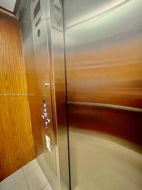 For Sale: $210,000 (1 beds, 1 baths, 689 Square Feet)