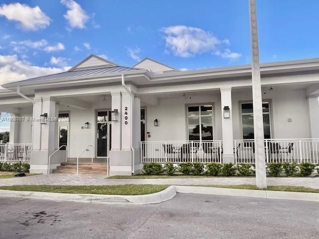 For Sale: $210,000 (1 beds, 1 baths, 689 Square Feet)