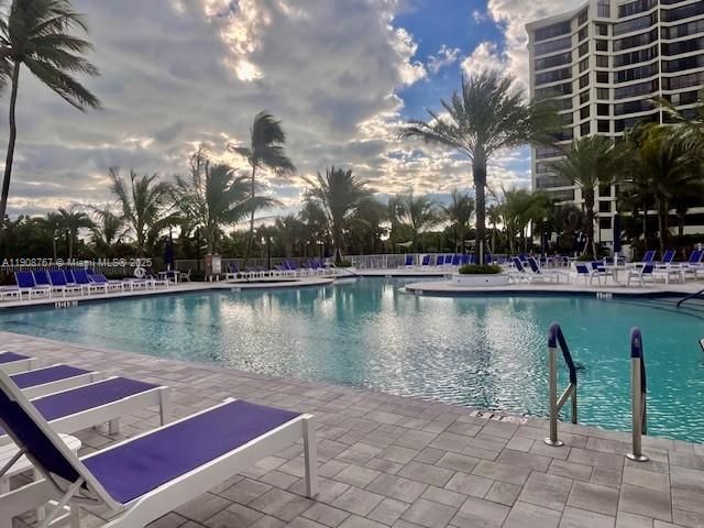 For Sale: $210,000 (1 beds, 1 baths, 689 Square Feet)