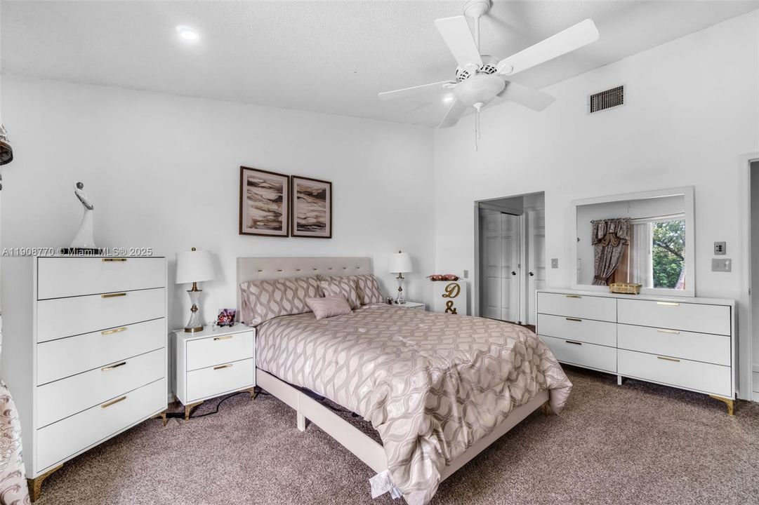 待售: $385,000 (2 贝兹, 2 浴室, 1302 平方英尺)