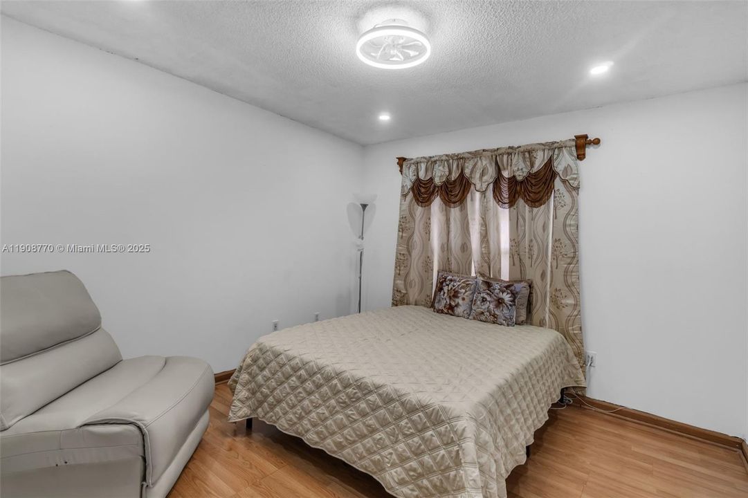 待售: $385,000 (2 贝兹, 2 浴室, 1302 平方英尺)