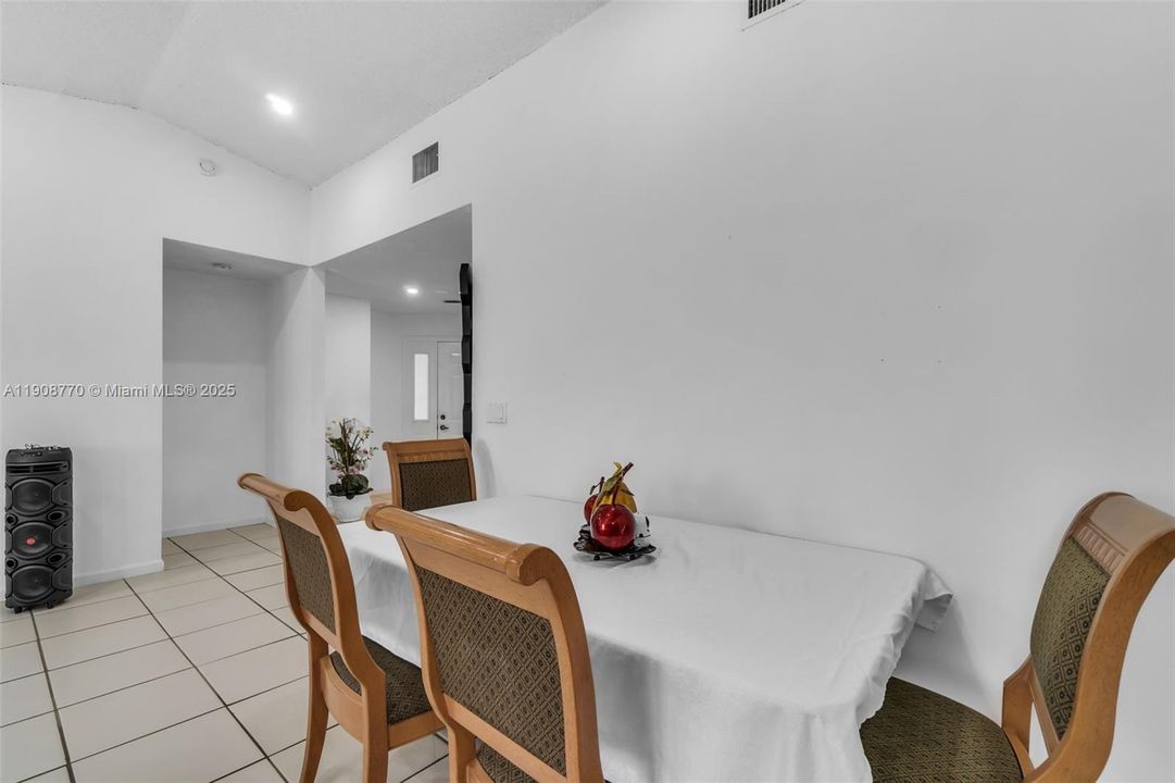 待售: $385,000 (2 贝兹, 2 浴室, 1302 平方英尺)