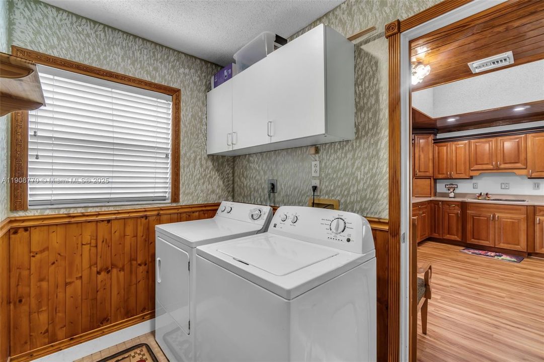 待售: $385,000 (2 贝兹, 2 浴室, 1302 平方英尺)