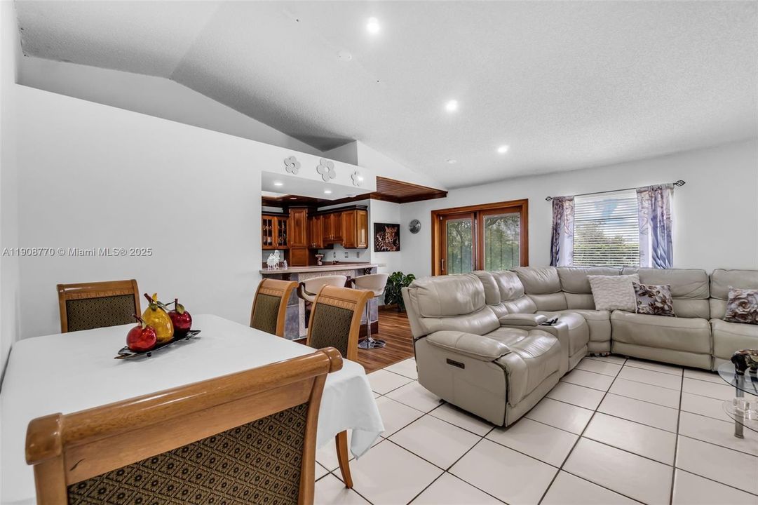 待售: $385,000 (2 贝兹, 2 浴室, 1302 平方英尺)