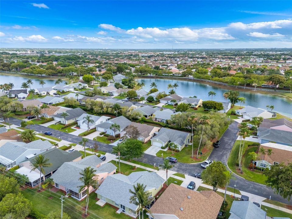 待售: $385,000 (2 贝兹, 2 浴室, 1302 平方英尺)