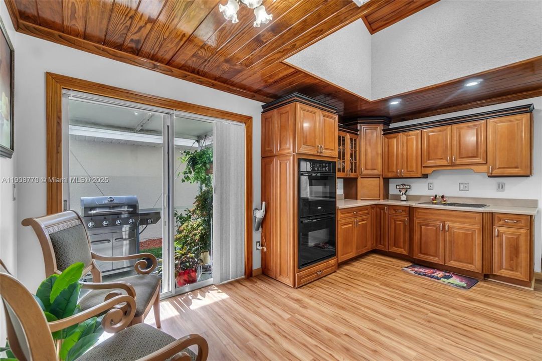 待售: $385,000 (2 贝兹, 2 浴室, 1302 平方英尺)