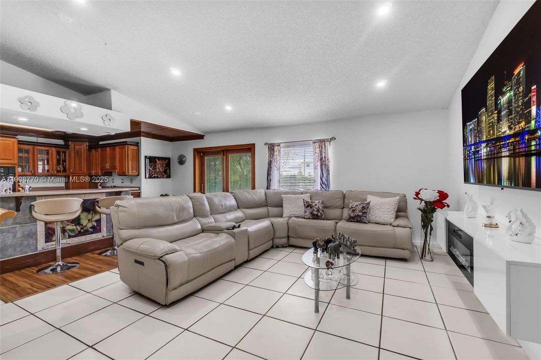 待售: $385,000 (2 贝兹, 2 浴室, 1302 平方英尺)