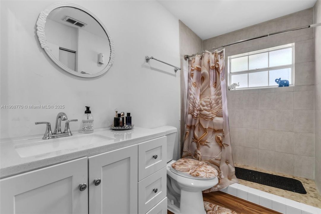 待售: $385,000 (2 贝兹, 2 浴室, 1302 平方英尺)