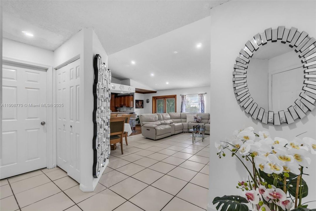 待售: $385,000 (2 贝兹, 2 浴室, 1302 平方英尺)