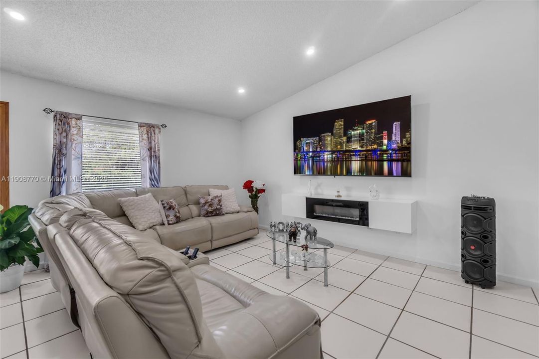 待售: $385,000 (2 贝兹, 2 浴室, 1302 平方英尺)