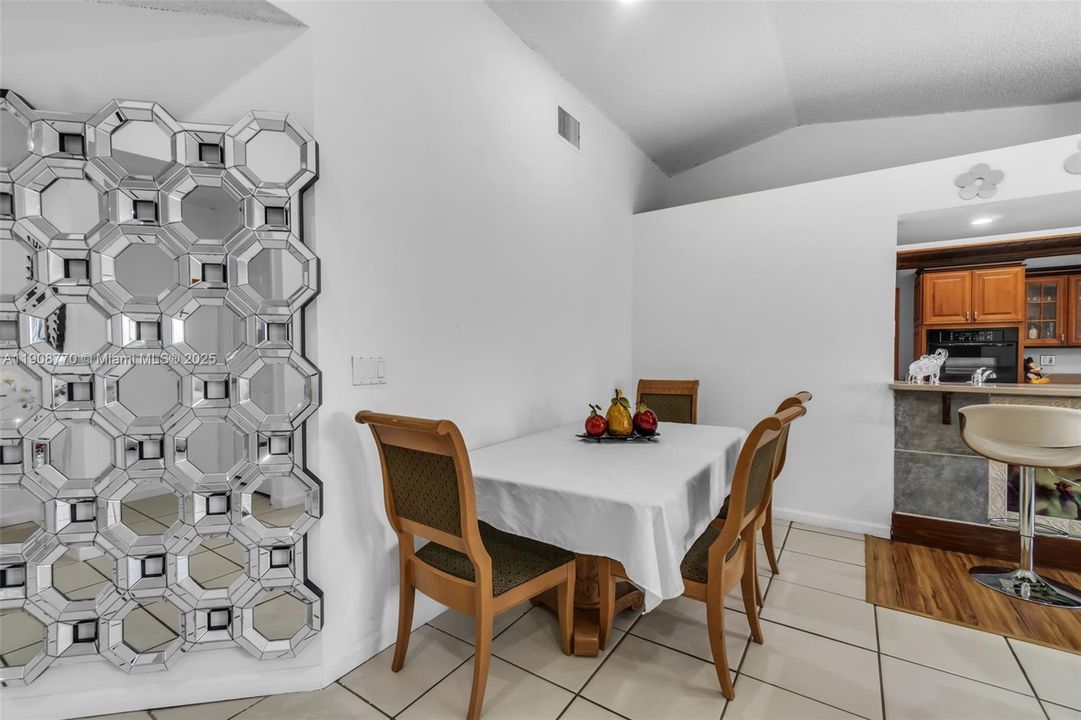 待售: $385,000 (2 贝兹, 2 浴室, 1302 平方英尺)