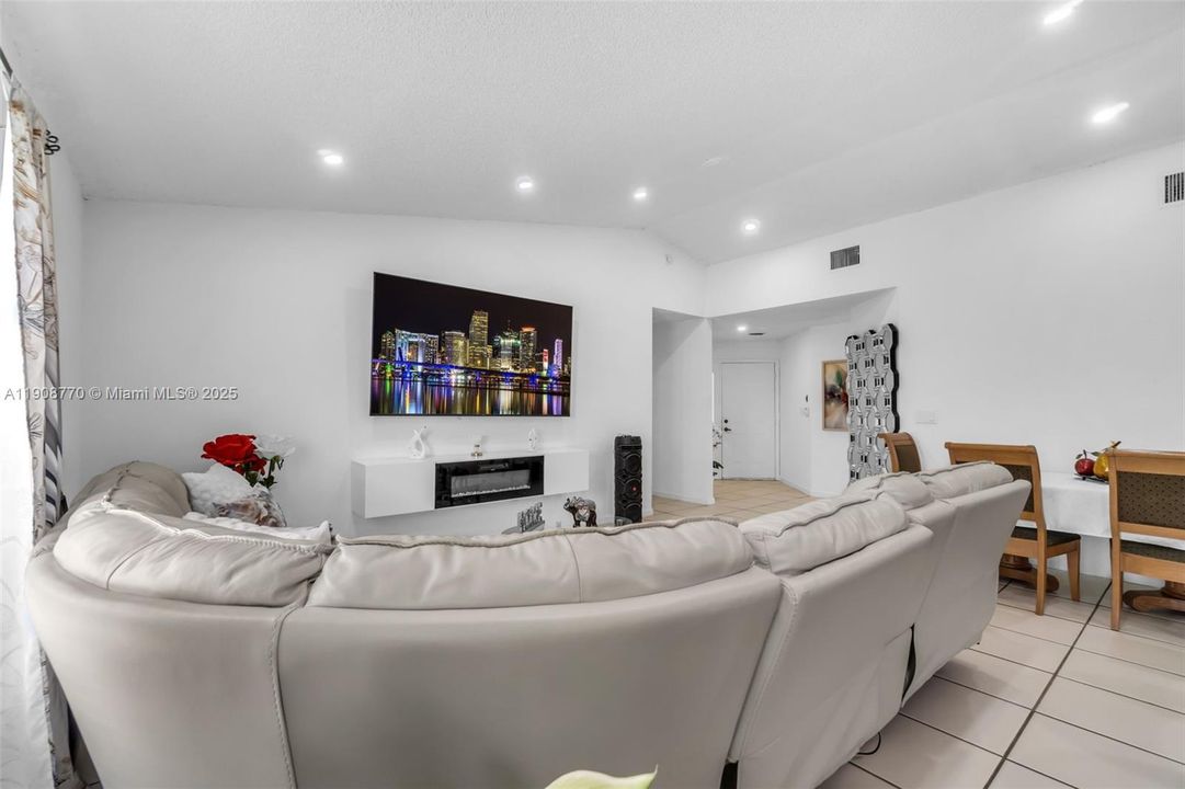 待售: $385,000 (2 贝兹, 2 浴室, 1302 平方英尺)