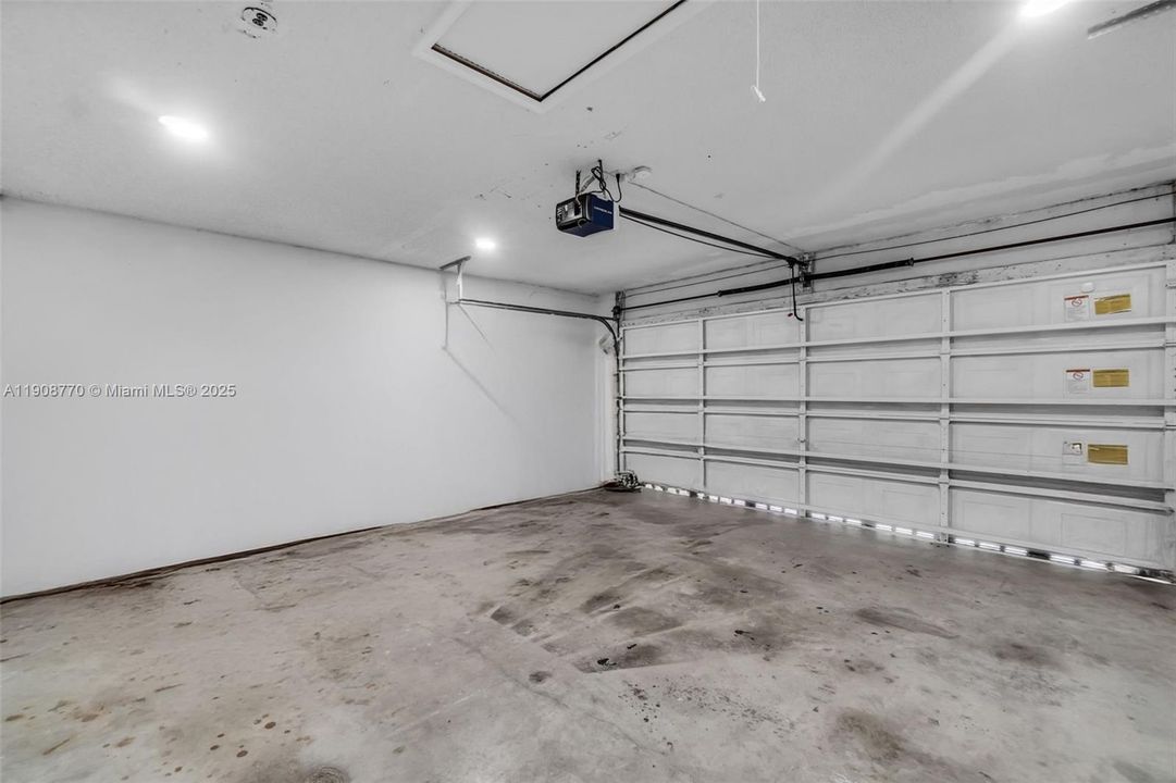 待售: $385,000 (2 贝兹, 2 浴室, 1302 平方英尺)