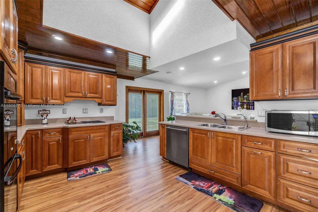 待售: $385,000 (2 贝兹, 2 浴室, 1302 平方英尺)