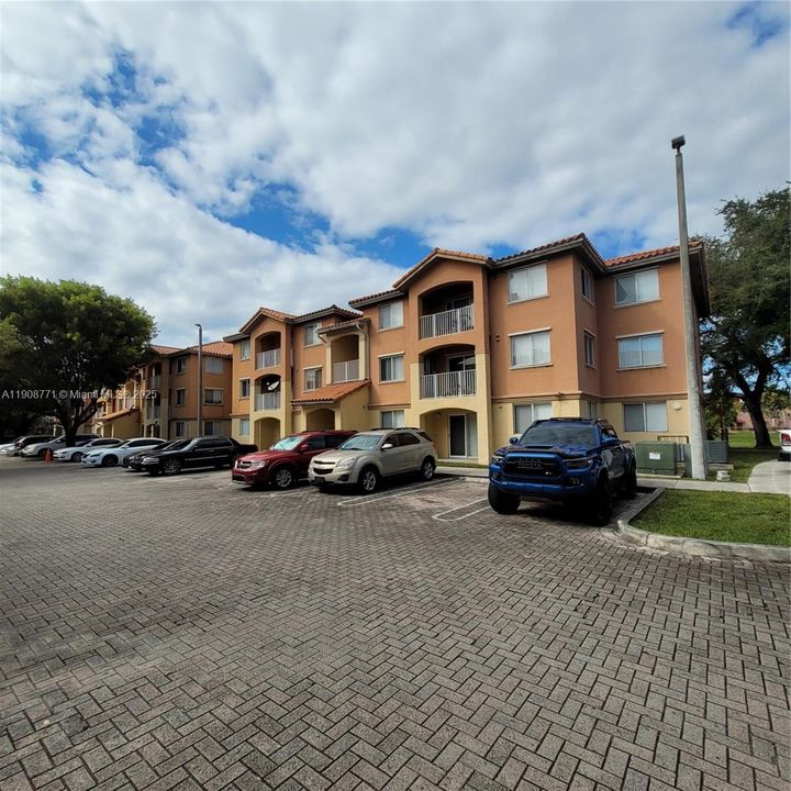 Под контрактом: $2,275 (3 спален, 2 ванн, 1088 Квадратных фут)