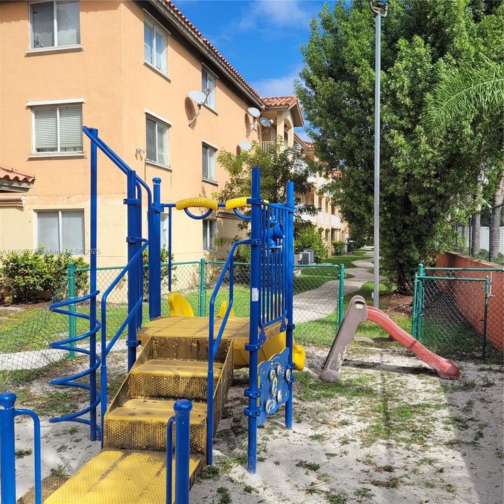 Под контрактом: $2,275 (3 спален, 2 ванн, 1088 Квадратных фут)